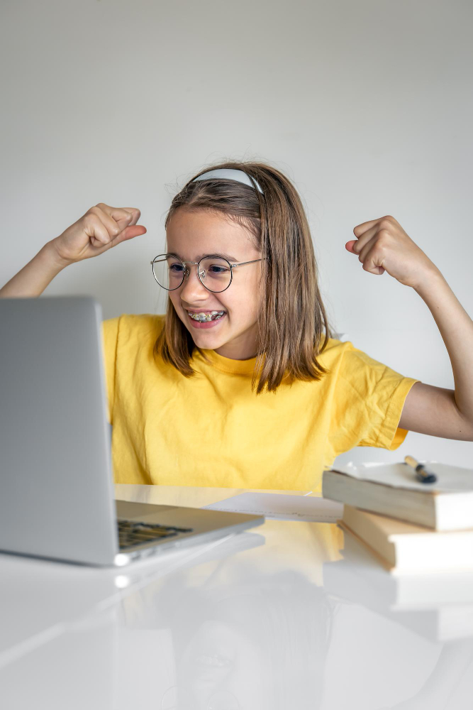 Счастливый студент за ноутбуком